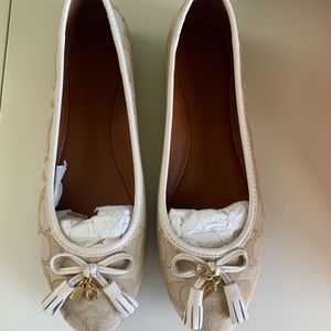 NEW IN BOX Coach Unique Sahara Flat W/ Bow